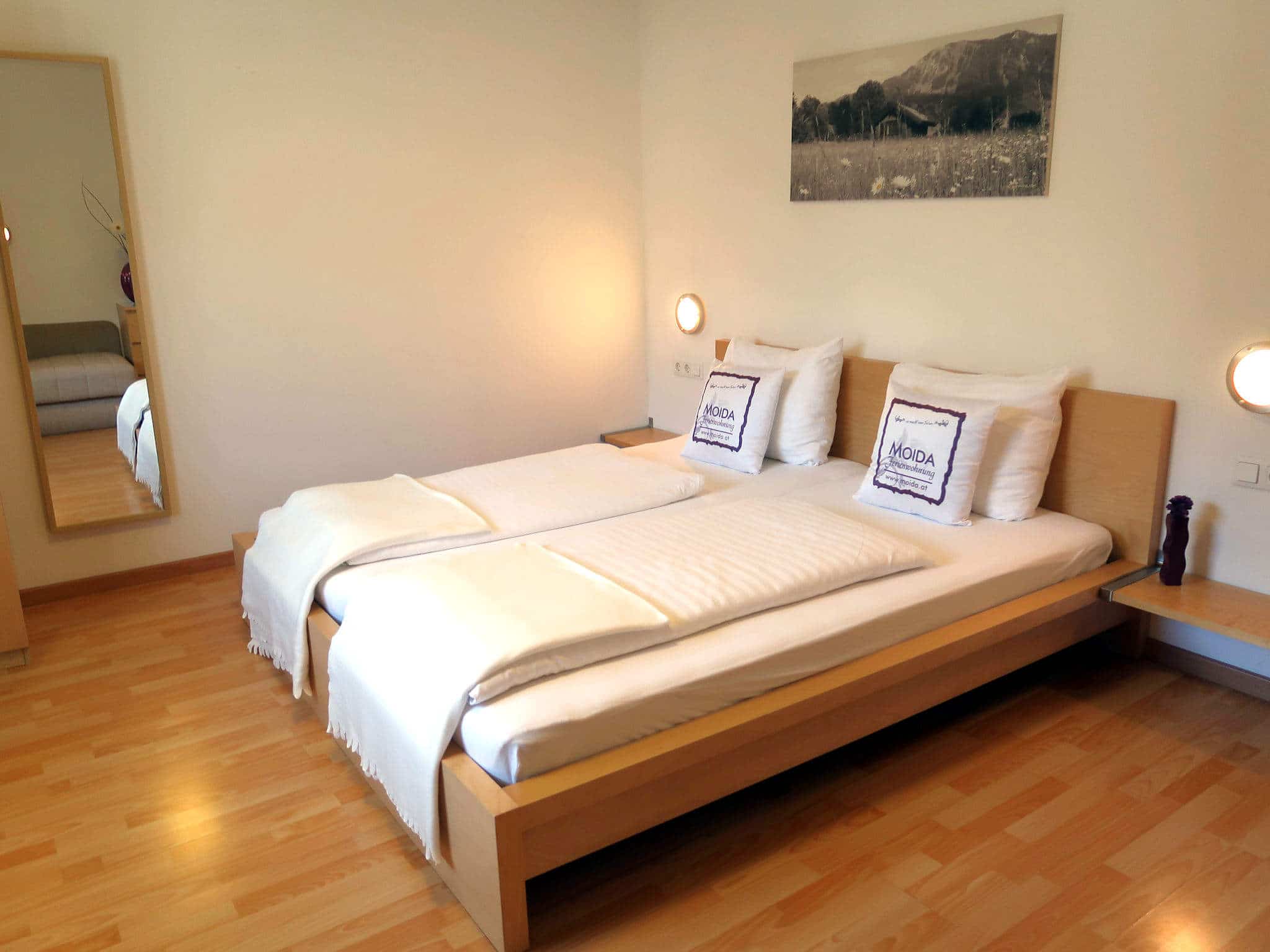 Ferienwohnung Moida Schlafzimmer mit Doppelbett und Couch