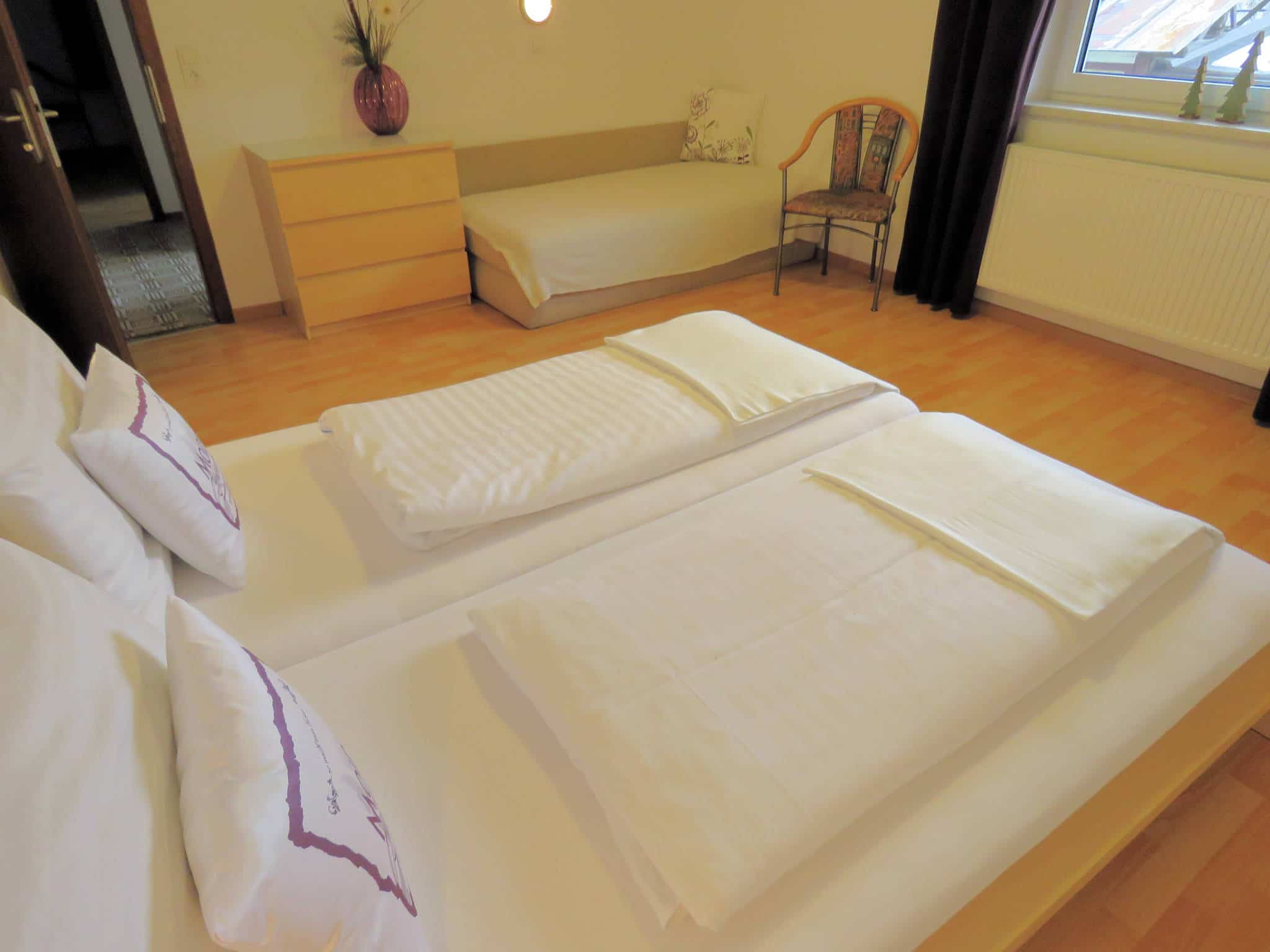 Ferienwohnung Moida Schlafzimmer mit Doppelbett und Couch